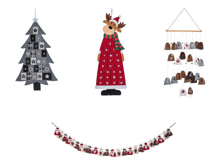 Čtyři vánoční adventní kalendáře, včetně stromu, soba a dvou s visícími sáčky.