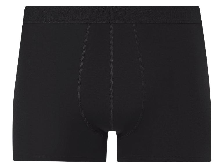 Klasické černé boxerky.