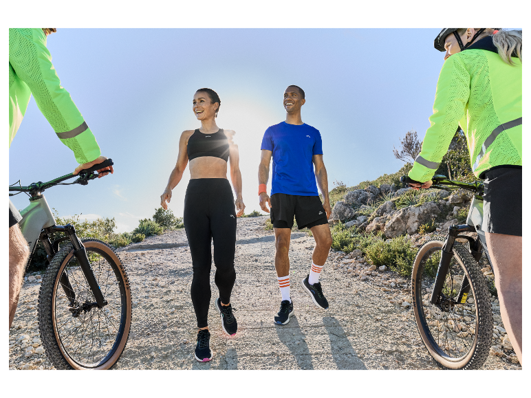 Kari Traa sportovní oblečení a cyklisté na stezce.