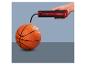Basketbalová míč je plněna pumpou Ultimate Speed.