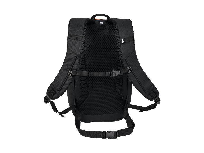 Černý batoh s polstrovanými zády a ramenními popruhy, s hrudním a bederním popruhem.