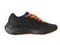 Černé běžecké boty s oranžovými tkaničkama.