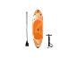 Oranžový paddleboard s pádlem a pumpou.