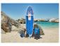Nafukovací paddleboard set s pádlem, pumpou a batohem na písečné pláži.