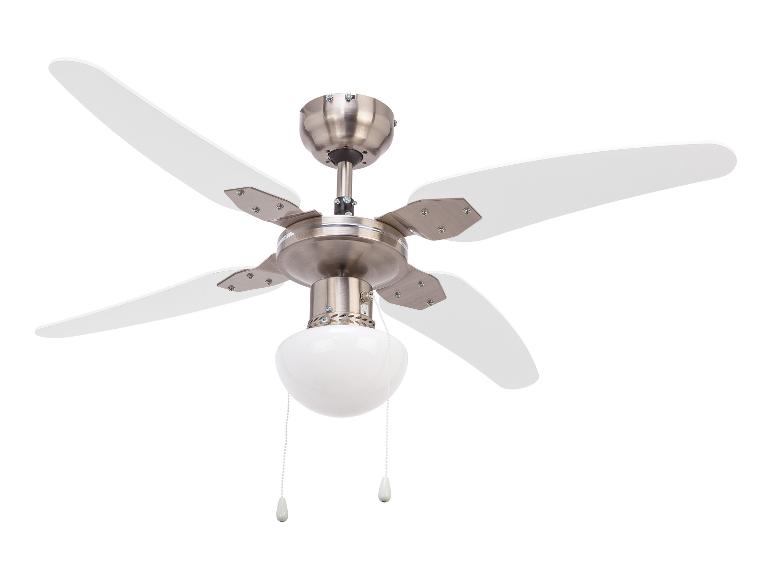 Stropní ventilátor s pěti bílými lopatkami a svítidlem, s povrchovou úpravou z broušeného niklu.