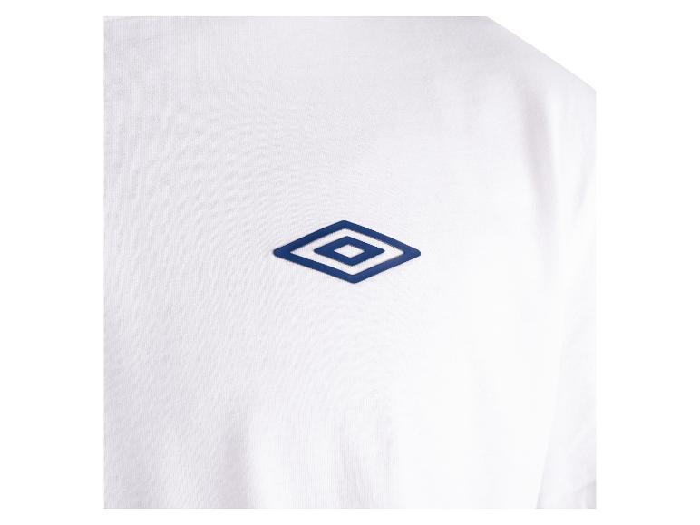 Bílé tričko s tmavě modrým logem Umbro.