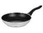 Ocelová pánev s černým nepřilnavým povrchem a černou rukojetí.