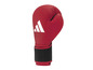 Červená boxovací rukavice Adidas.