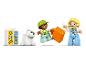 Figurky LEGO DUPLO, pes a kostka s motivem počasí na bílém pozadí.