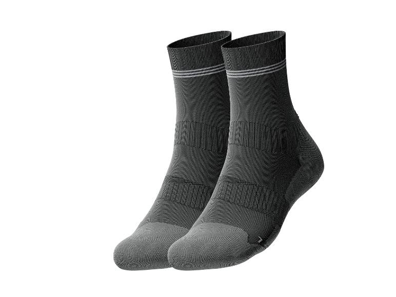 Dva páry tmavě šedých sportovních ponožek.