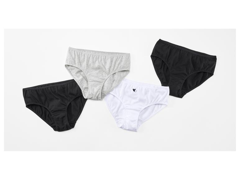 Čtyři páry dámských kalhotek v černé, šedé a bílé barvě, jedny s emblémem srdce.
