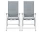 Dvě šedé skládací zahradní židle s bílým rámem.