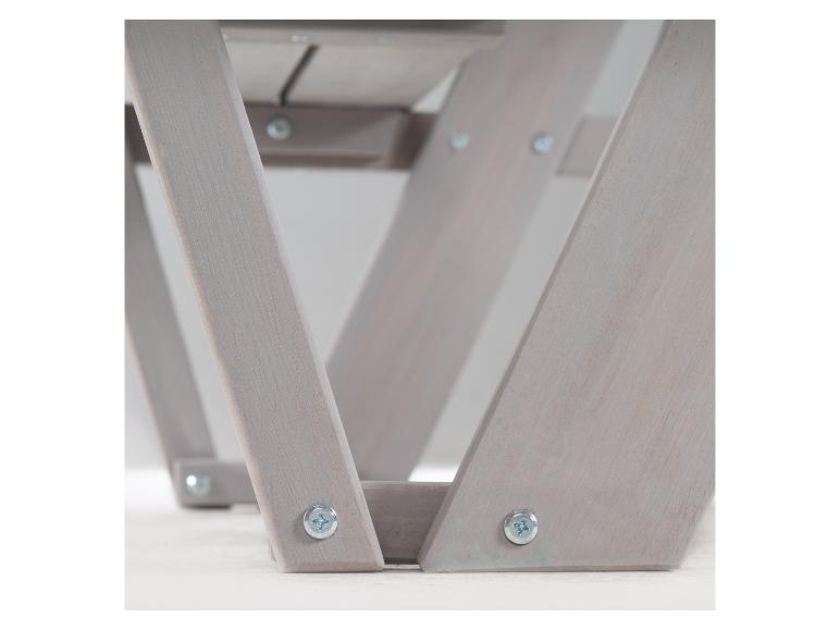 Světlé dřevěné nohy stolu s viditelnými šrouby.