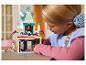 Dívka si hraje s LEGO Disney Frozen hradním setem.