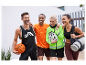 Čtyři přátelé se smějí, oblečení ve sportovním oblečení a s vybavením.