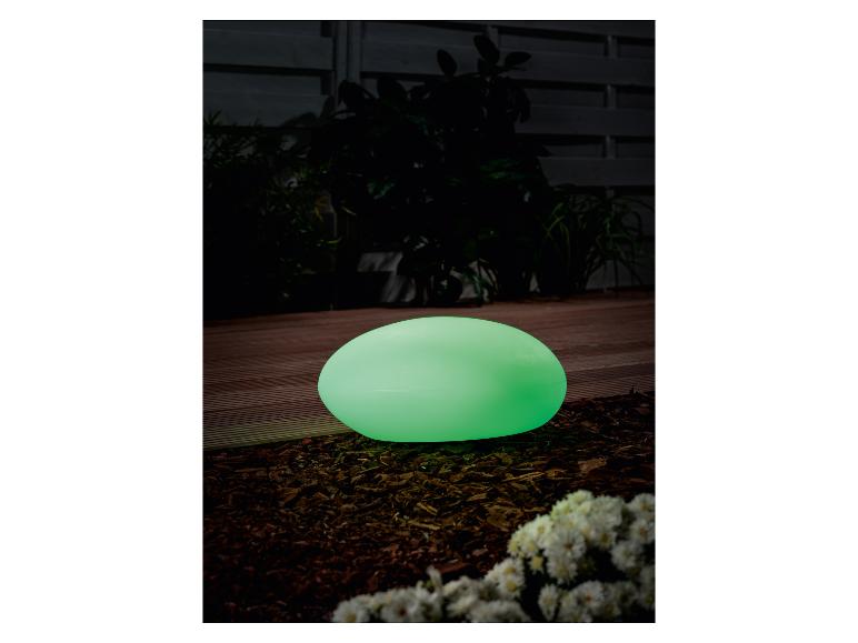 Zelená zahradní lampa: venkovní osvětlení ve tvaru kamínku.