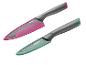 Dva nože Tefal, jeden růžový a druhý zelený, s černými rukojetími.