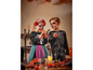 Dvě děti v kostýmech kostry slaví Halloween.
