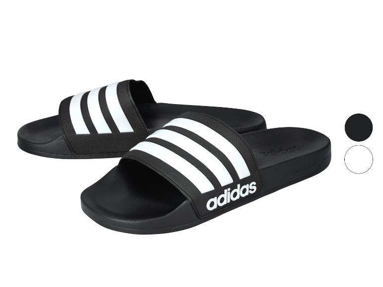 Černé Adidas pantofle s bílými pruhy.