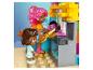 Dvě figurky Lego Friends si hrají se sadou na bublinkový čaj.