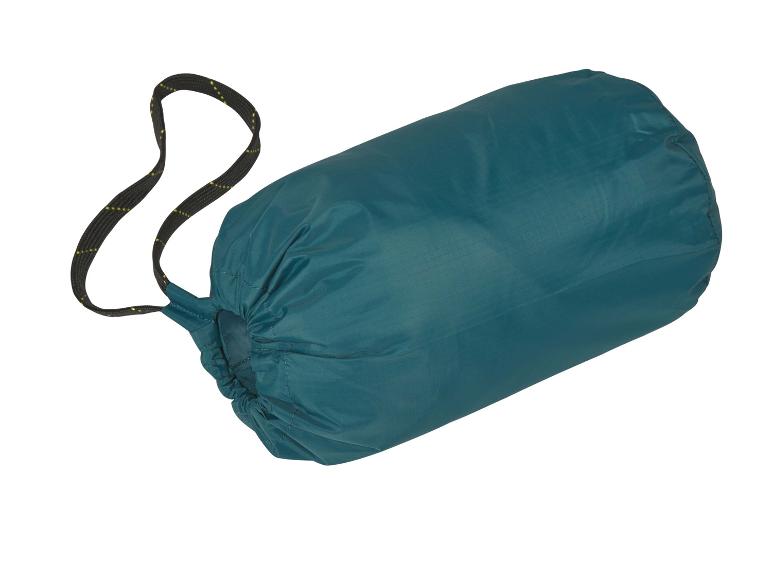 Zelený spací pytel v obalu.
