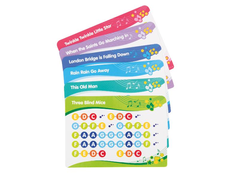 Stoh barevných hudebních karet s názvy písní a notovými vzory