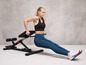 Žena cvičí na fitness lavičce s běžeckými botami Yora.