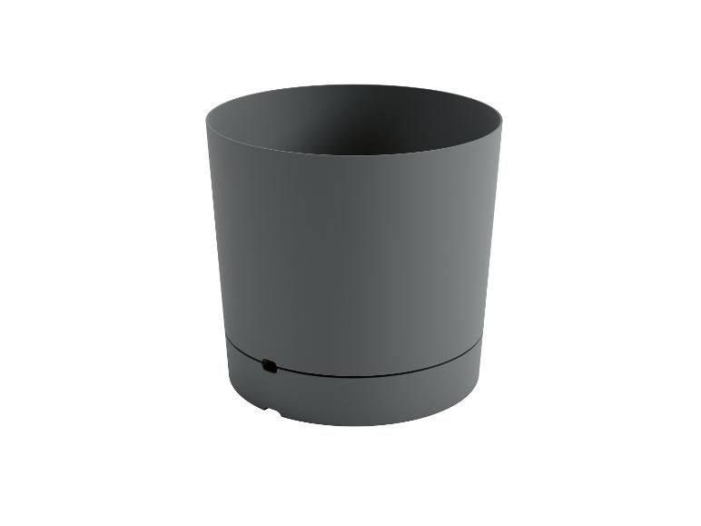 Tmavě šedý květináč, minimalistický design.