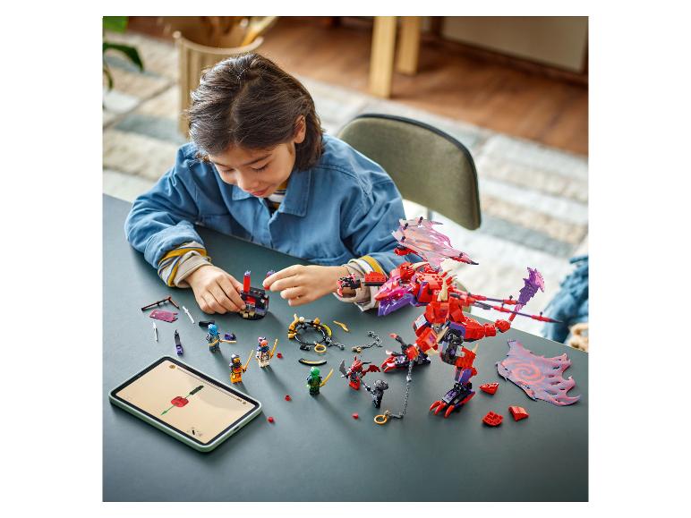 Dítě staví LEGO Ninjago draka a figurky pomocí tabletu
