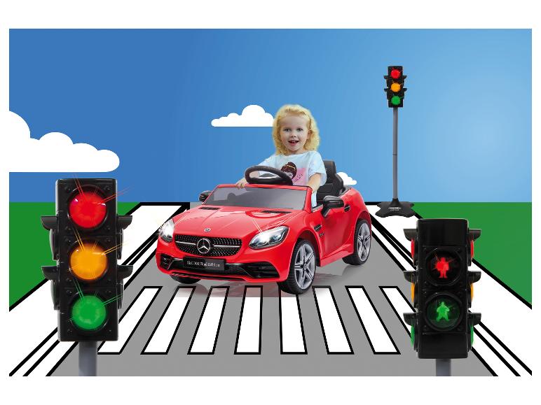 Dítě řídí červený Mercedes SLC 300 Final Edition na přechodu pro chodce.