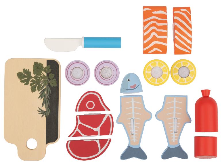Dřevěná sada hraček s jídlem, včetně masa, ryb, zeleniny a kuchyňského náčiní.