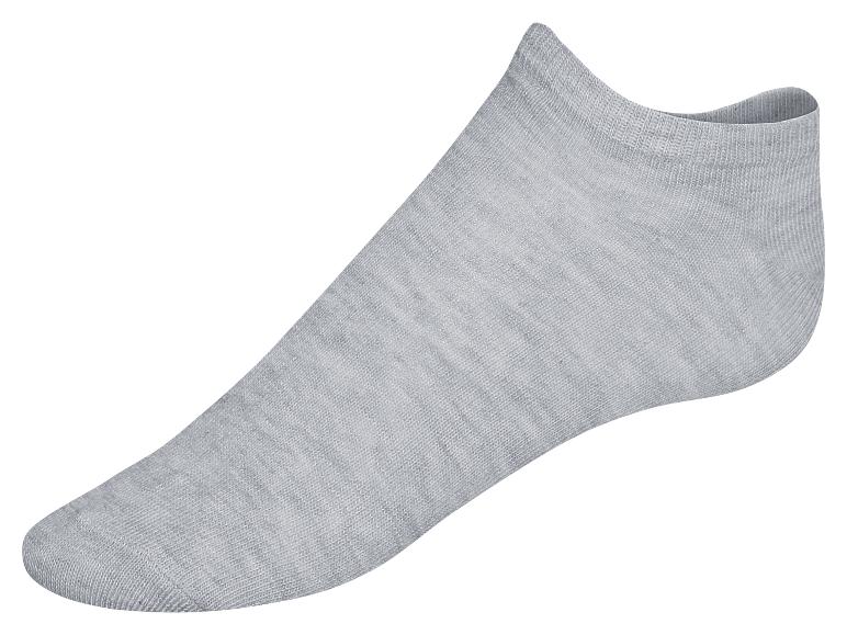 Krátké šedé ponožky z látky.