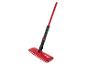 Červená Vileda mop s dlouhou rukojetí.