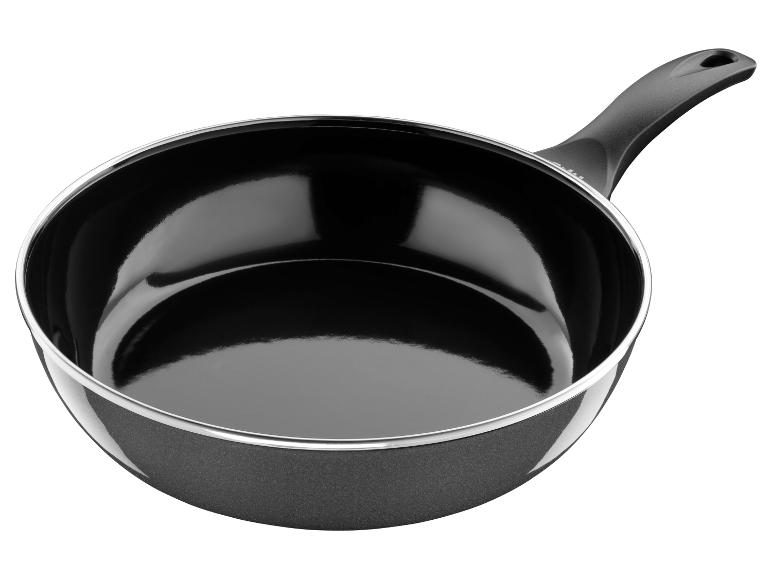 Černá pánev s černou rukojetí.