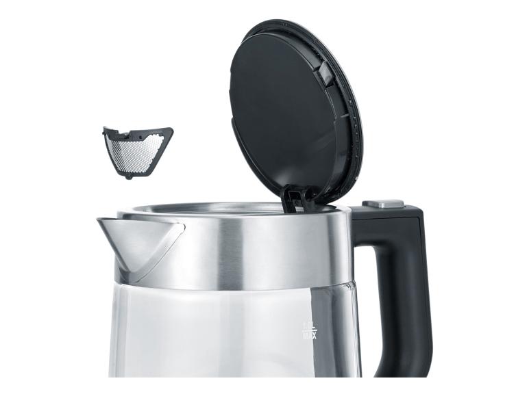 Skleněná rychlovarná konvice s otevřeným víkem a vyjímatelným filtrem.