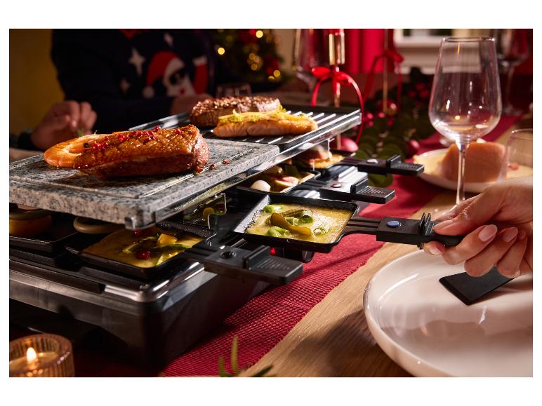 Raclette s grilovaným masem a mořskými plody, roztaveným sýrem a zeleninou.