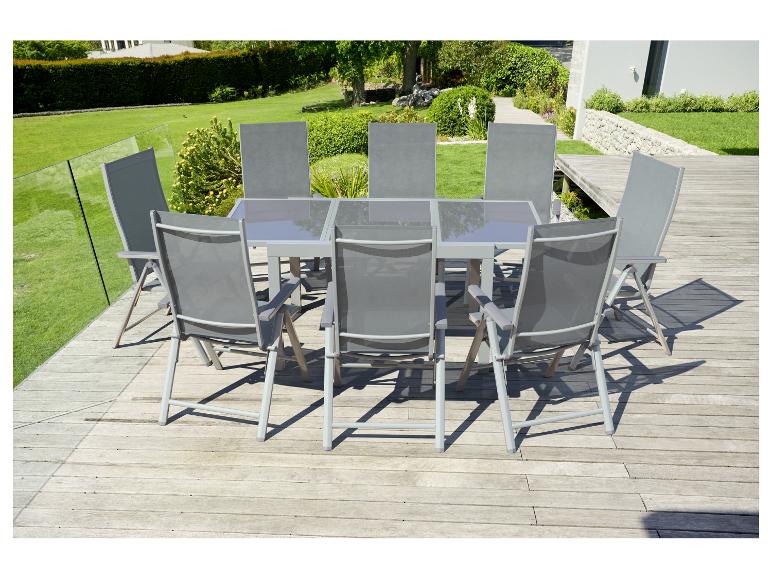 Šedá zahradní souprava: stůl a židle, moderní styl.