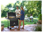 Plynový gril Grillmeister s párem, kteří grilují venku.
