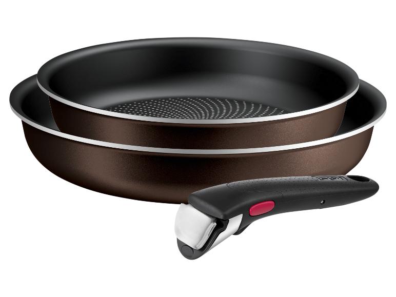 Sada dvou hnědých nepřilnavých pánví s odnímatelnou rukojetí.