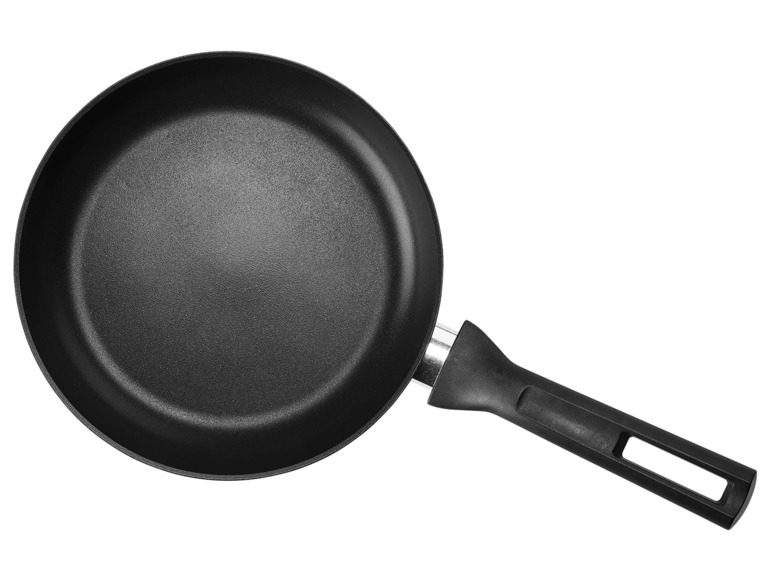 Černá pánev s černou rukojetí.