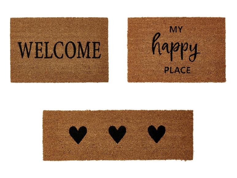 Tři rohože s nápisem 'Welcome', 'My happy place' a třemi černými srdci.