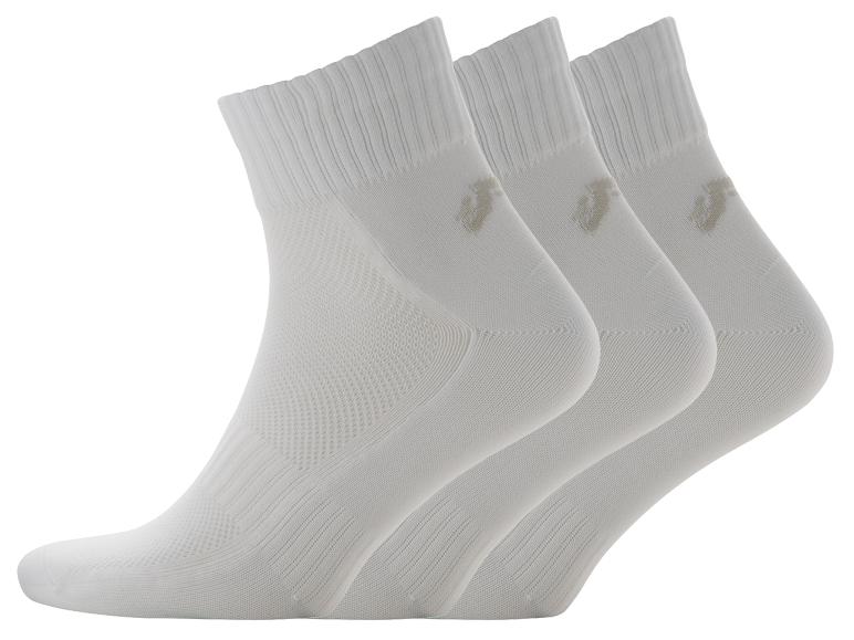 Tři páry bílých ponožek Asics.