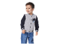 Usmívající se chlapec v šedé a tmavě modré baseballové bundě Paw Patrol.