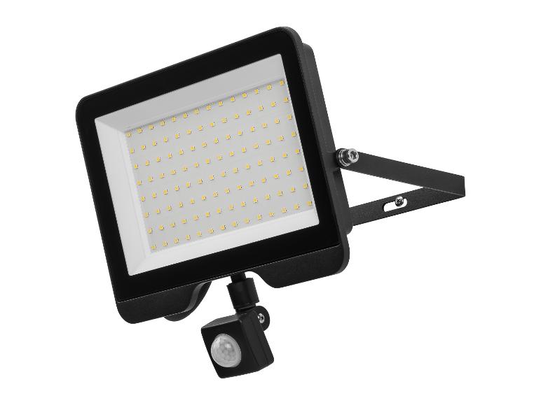 Černý LED reflektor s pohybovým senzorem, zobrazený pod úhlem.