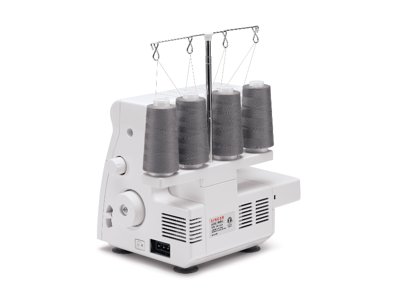 Overlock Singer se šedými cívkami nití.