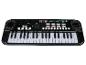Černý keyboard s 61 klávesami, ovládáním hlasitosti a různými funkcemi.