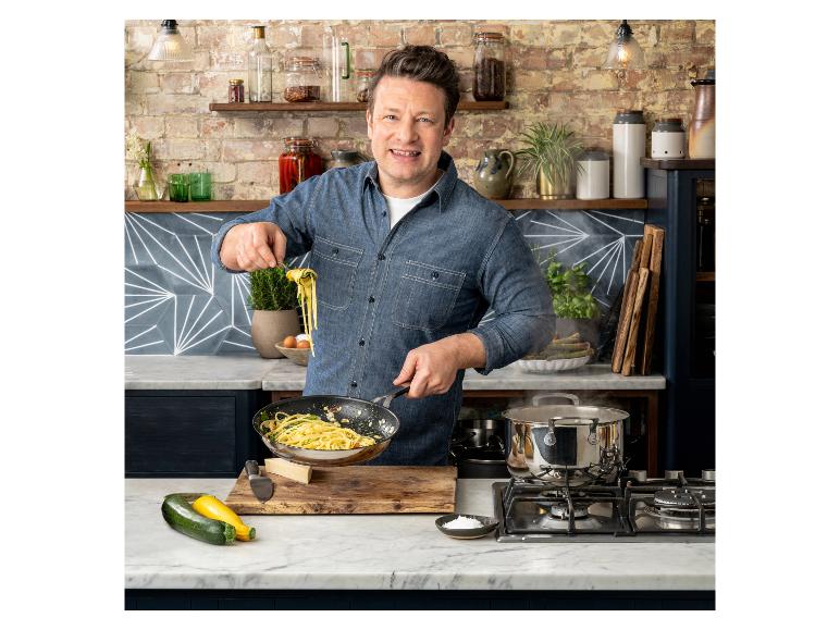 Jamie Oliver vaří těstoviny v kuchyni s cihlovými zdmi a mramorovými deskami