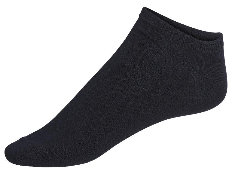Nízké černé ponožky.