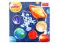 Dřevěná puzzle Disney Junior Mickey s planetami a Mickeym v kosmickém obleku.