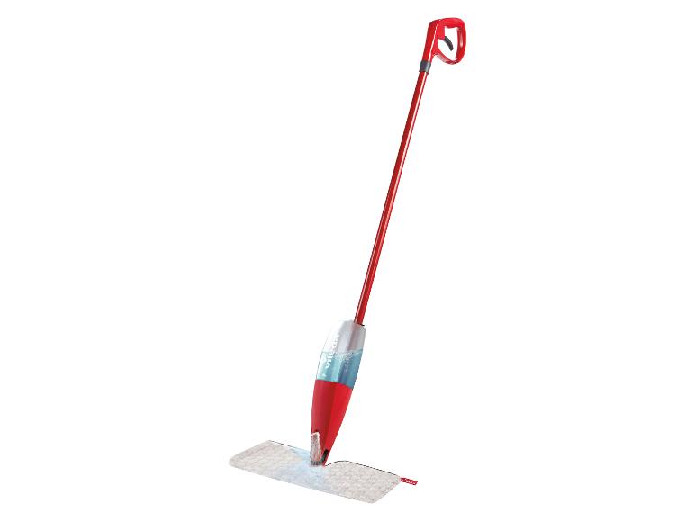 Červený sprejový mop s nádržkou na vodu a obdélníkovou čisticí hlavou.